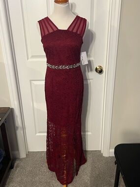 NWT Enfocus Studio Burgundy Lace Maxi Dress with Beaded Waist